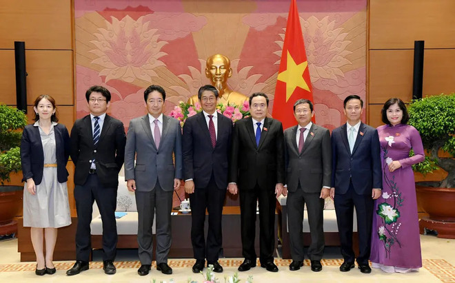 Le président de l'AN Tran Thanh Man (4e de droite à gauche), l'ambassadeur du Japon au Vietnam Ito Naoki et d'autres délégués à la Maison de l'AN le 9 octobre 2024. Photo: daibieunhandan.vn Man-2.jpg