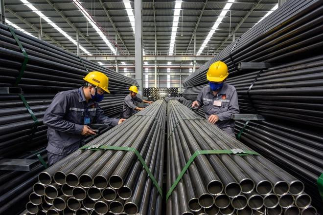 De nombreux marchés ont multiplié les enquêtes sur l’application de mesures correctives commerciales et sur la lutte contre le contournement des mesures correctives commerciales. Photo: Duc Duy/VietnamPlus thep 2.webp