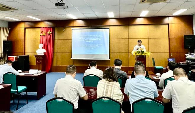 Nguyen Viet Cuong, directeur adjoint du Département du Plan et de l'Investissement de la province de Lao Cai, prend la parole lors de la réunion tenue le 14 novembre à Hanoï sur la foire. Photo : VietnamPlus M. cuong.webp