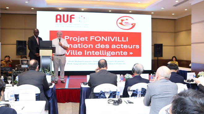 Deux Profs présentent le rapport dans le but de suggérer les solutions de dévéloppement des ressources humaines qualifíees. Photo : CVN 2.jpg