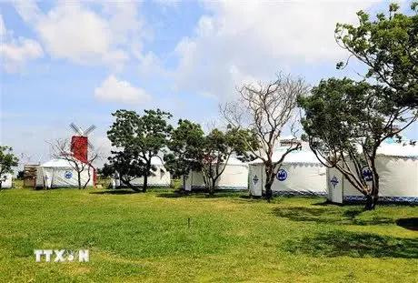 La ferme Mian dans la commune de Hoa Thang, district de Bac Binh, province de Binh Thua (Centre) est une grande ferme entourée de dunes de sable, de lacs, de mers et de montagnes, simulant la vie nomade dans les vastes steppes de Mongolie. Photo : VNA htx.webp