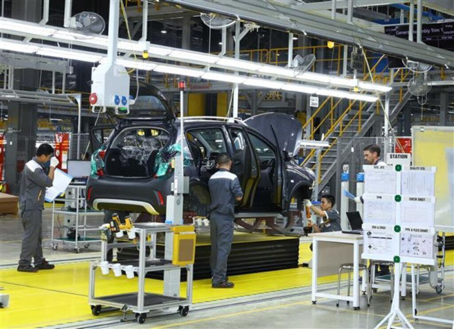Dans l'usine automobile de Vinfast à Hai Phong (Nord). Photo : VNA/CVN usine.jpg