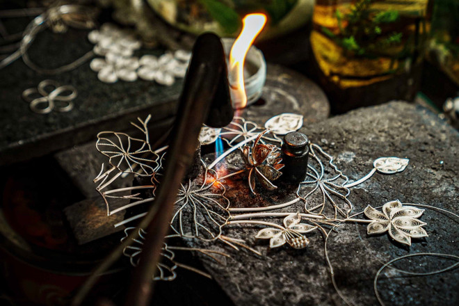 Une peinture de fleur de lotus, caractérisée par ses détails complexes et ses motifs délicats, est minutieusement soudée par un artisan de Dinh Cong. Photo : VNA 6.jpg