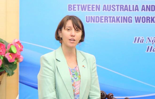 L'ambassadrice adjointe d'Australie au Vietnam, Renée Deschamps, à la réunion. Photo: VietnamPlus laodong 2.webp