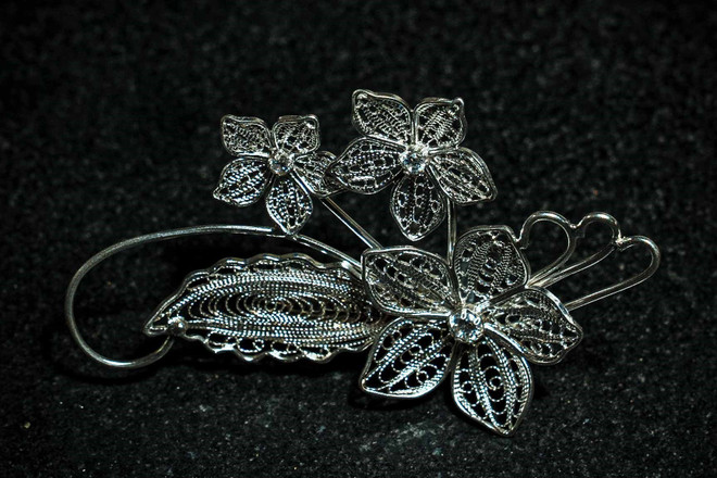 Les produits d'orfèvrerie de Dinh Cong se distinguent par leurs motifs minutieux et leurs caractéristiques uniques, impossibles à reproduire ailleurs. Photo : VNA 4.jpg