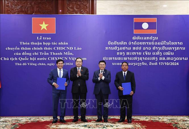 Cérémonie de signature d'un protocole d'accord sur l’établissement de la coopération d’amitié entre la ville de Hoi An dans la province vietnamienne de Quang Nam et la ville de Luang Prabang dans la province éponyme du Laos. Photo: VNA man 2.jpg