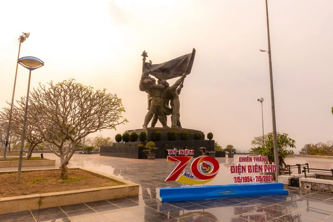 Le monument de la Victoire de Diên Biên Phu trôje sur la colline D1, dans le centre-ville de Diên Biên Phu. 4.png