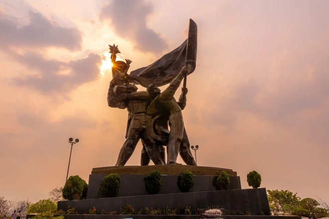 Le monument de la Victoire de Diên Biên Phu est le groupe de statues en bronze le plus haut, le plus grand et le plus lourd jamais créé au Vietnam. Il mesure 12,6 m de haut, pèse 217 tonnes. Son piédestal fait 3,6 m de haut. 5.png
