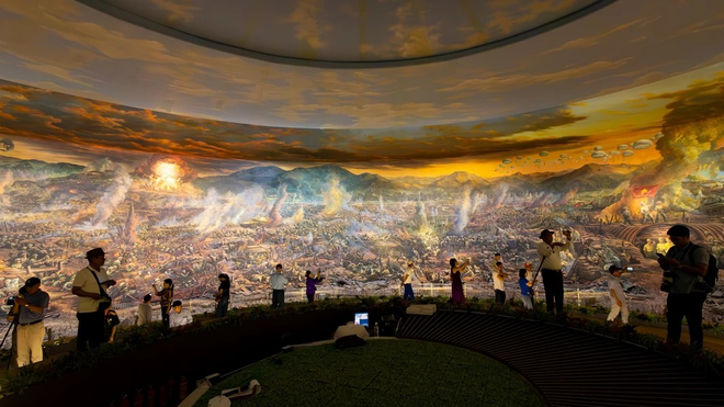 En visitant le musée, les visiteurs peuvent admirer le tableau panoramique qui donne un aperçu complet et vivant de la campagne de Diên Biên Phu. 3.png