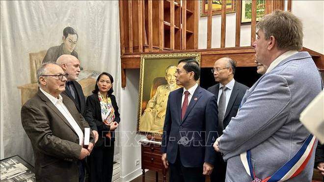 Le ministre vietnamien des Affaires étrangères Bui Thanh Son (centre) visite l'Espace Hô Chi Minh du Musée de l'Histoire vivante de la ville de Montreuil. Photo: VNA son 2.jpg