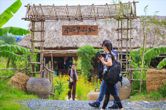Touristes visitant la ferme Dat Phuong Nam. Photo : VI 7.jpg