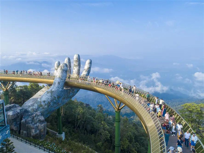 Le pont d'Or du complexe Sun World Bà Nà Hills (Da Nang) est décrit comme "une source d'inspiration inépuisable pour la photographie aérienne". Photo: Daniel Kordan/Daily Mail 3.webp