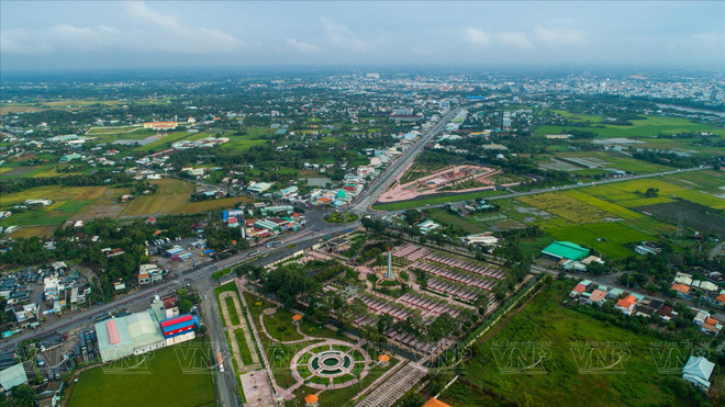Située entre les régions économiques dynamiques du Sud-Est et du Sud-Ouest, la province de Long An bénéficie d'une position géographique stratégique. Bordée par le Cambodge sur 133 kilomètres, elle offre un mélange de paysages variés, des rizières verdoyantes aux forêts de mangroves. Long An est également riche en patrimoine culturel, avec plus de 126 sites historiques et culturels reconnus au niveau national et provincial. Photo : VI 1.jpg