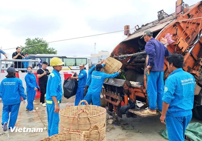Après la collecte, les déchets sont traités par les travailleurs de la société par actions urbaine de Can Tho. Photo : VietnamPlus Untitled4.jpg