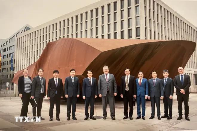 En Allemagne, le ministre Luong Tam Quang et des membres du Service fédéral de renseignement. Photo: VNA duc_1.webp