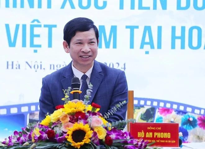 Le vice-ministre de la Culture, des Sports et du Tourisme, Ho An Phong, s’exprime lors de la conférence de presse sur le programme de promotion du Vietnam en tant que destination cinématographique et touristique aux États-Unis. Photo : VietnamPlus opwv8wa8-4161.png.webp