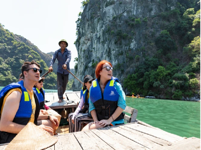 Des touristes internationaux visitent la baie d’Ha Long. Photo: Mai Mai/VietnamPlus Sans titre 4.png