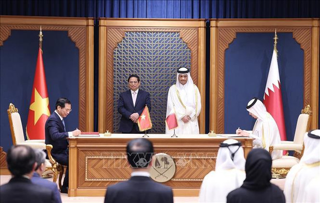 Pham Minh Chinh et Cheikh Mohammed ben Abderrahmane Al Thani ont assisté à la cérémonie de signature des documents de coopération entre les ministères, branches et agences des deux pays. Photo : VNA hình_ảnh (3).jpg