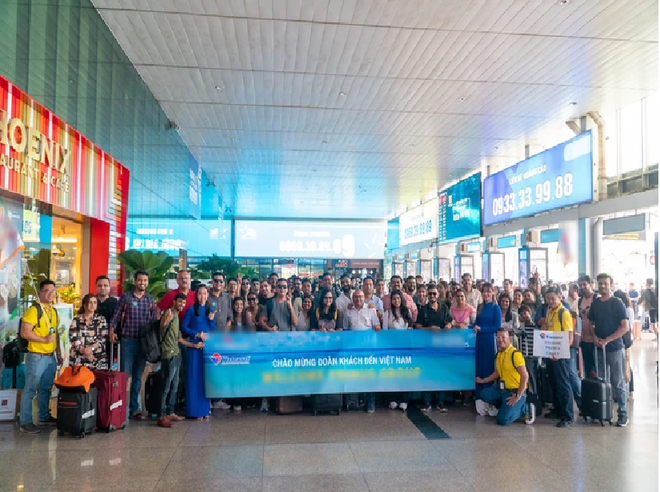 Une délégation des touristes étrangers au Vietnam. Photo: VietnamPlus Sans titre 3.png