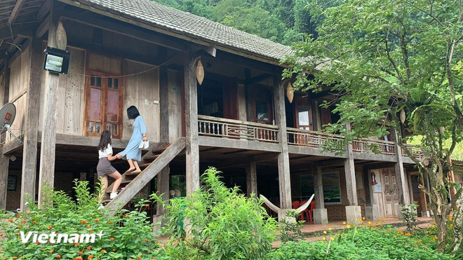 Des touristes font l'expérience du tourisme communautaire dans une maison sur pilotis de l'ethnie Thai à Moc Chau, province de Son La. Photo : VietnamPlus 2.webp