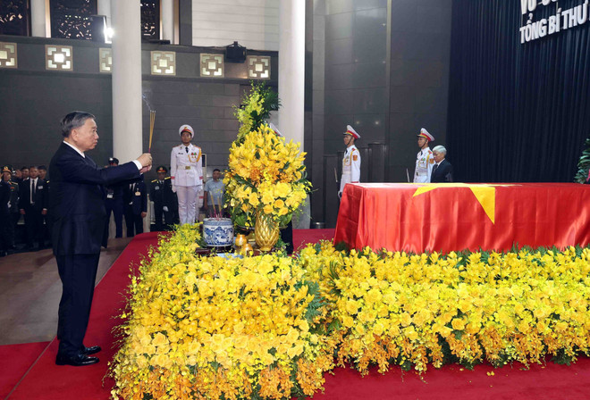 Le président To Lam rend hommage au secrétaire général Nguyen Phu Trong. Photo : VNA To Lam 2.jpg
