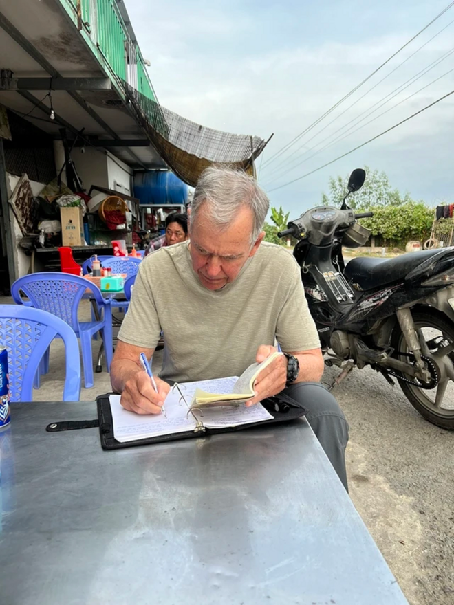 Dr. Callyn York enregistre soigneusement les oiseaux migrateurs. Photo : Wildtour/CVN Callyn.png