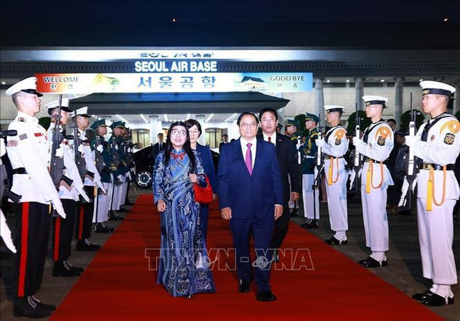 Le Premier ministre Pham Minh Chinh et son épouse quittent Séoul. Photo : VNA Chinh 2.jpg
