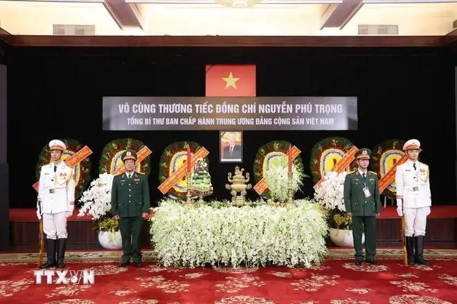 La cérémonie funéraire du secrétaire général Nguyen Phu Trong a lieu solennellement à la Salle Thong Nhat à Hô Chi Minh-Ville. Photo : VNA HCM-Ville.webp