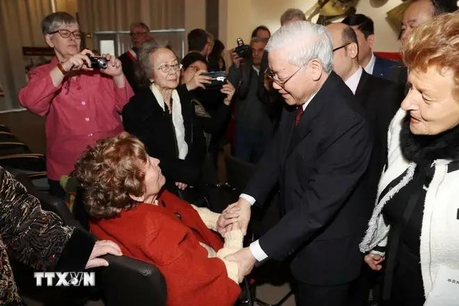 Le secrétaire général Nguyen Phu Trong rencontre Mme Raymonde Dien - membre du Parti communiste français, symbole de l'esprit d'opposition à la guerre injuste menée par les colonialistes français au Vietnam, à l'hôtel de ville de Choisy-Le-Roi à l'occasion de sa visite officielle en France. Photo : VNA rencontre.webp