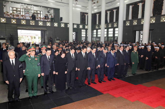 La délégation du Comité central du PCV, conduite par To Lam, membre du Bureau Politique et président vietnamien rend hommage au secrétaire général Nguyen Phu Trong. Photo : VNA To Lam.jpg