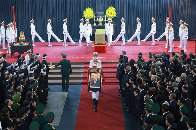 La cérémonie commémorative du secrétaire général Nguyen Phu Trong. Photo : VNA truy dieu.jpg