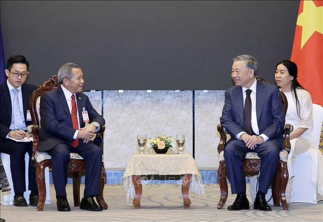 Le président To Lam (droite) rencontre le président de l'Association d'amitié Laos-Vietnam, Boviengkham Vongdala. Photo : VNA uuid=1B7B81D5-EABC-44EB-8BBB-FB8C21D4ABF9&library=1&type=1&mode=1&loc=true&cap=true.jpg