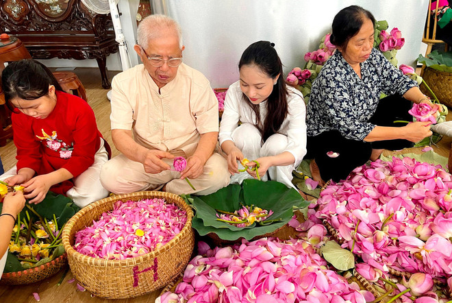 L'art de préparer le thé au lotus a été transmis depuis de nombreuses générations dans de nombreuses familles de Tay Ho. Photo : internet sen-1.jpg