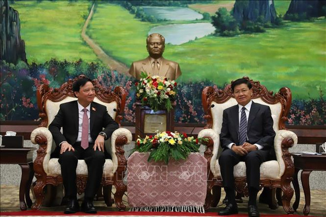 Le secrétaire général et président du Laos, Thongloun Sisoulith rencontre le vice-président de l'AN vietnamienne Nguyen Khac Dinh. Photo : VNA viet-lao-050724-1.jpg