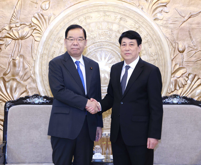 Luong Cuong, membre du Bureau Politique, permanent du Secrétariat du Comité central du PCV (droite) et Shii Kazuo, président du Présidium du Comité central du PCJ. Photo: VNA Japon.jpg