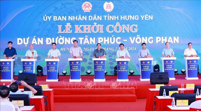 Le Premier ministre Pham Minh Chinh (centre) assiste à la cérémonie de mise en chantier du projet de construction de la route Tan Phuc - Vong Phan. Photo: VNA khoi cong.jpeg