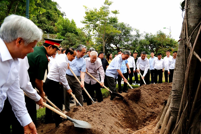 Le secrétaire général Nguyen Phu Trong, d'autres dirigeants du Parti et de l'État ainsi que l'ambassadeur de Chine au Vietnam Xiong Bo plantent un banian de l'amitié en août 2023. Photo: dangcongsan.vn cây_đa_hữu_nghị.jpg