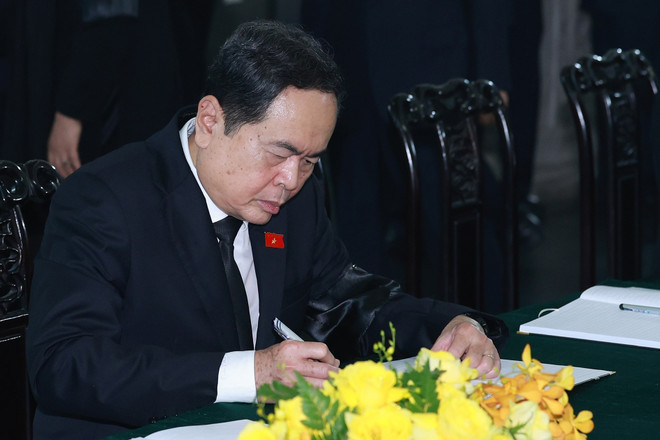 Le président de l'Assemblée nationale Tran Thanh Man écrit dans le registre de condoléances. Photo: VNA Man.jpg
