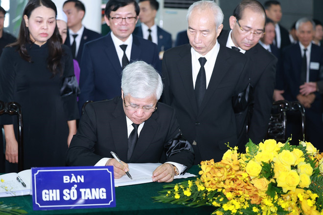 Do Van Chien, membre du Bureau politique, secrétaire du Comité central du Parti, président du Comité central du Front de la Patrie du Vietnam, écrit dans le registre de condoléances. Photo: VNA chien.jpg