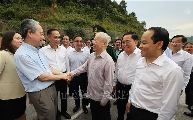 Le secrétaire général du PCV Nguyen Phu Trong (centre) et l'ambassadeur de Chine au Vietnam Xiong Bo (gauche) au poste frontalier international de Huu Nghi. Photo: VNA đs.jpeg