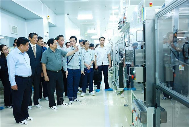 Le chef du gouvernement visite l'usine Nippon Mektron de Mektec Manufacturing Vietnam Co., Ltd. Photo: VNA usine.jpeg