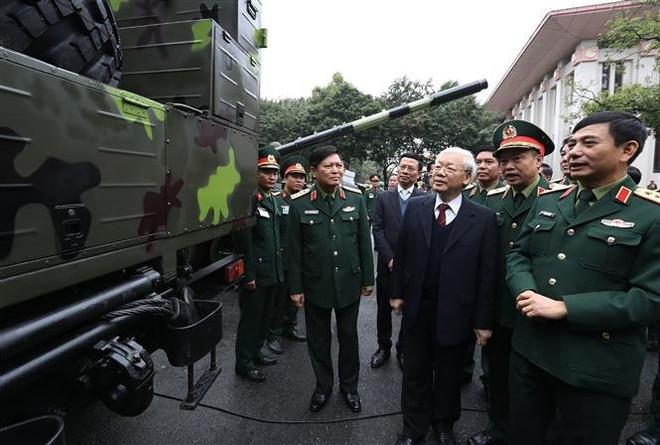Le secrétaire général et président Nguyen Phu Trong visite l'exposition d'équipements militaires lors de la Conférence politico-militaire de 2018. Photo: VNA. qd.jpeg