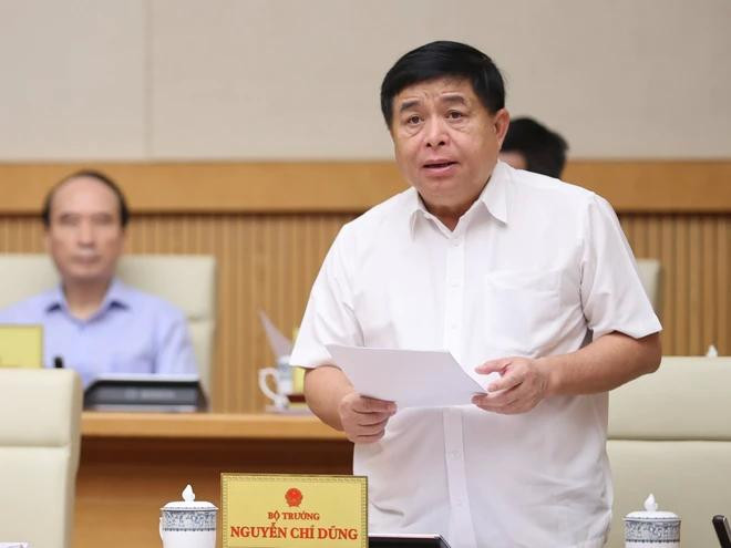 Le ministre du Plan et de l'Investissement Nguyen Chi Dung prend la parole lors de la visionconférence entre l gouvernement et les localités. Photo: Vietnamplus 2.webp