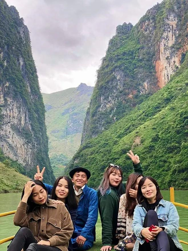 Sung Mi Phin et des touristes. Photo: VNA 2.webp