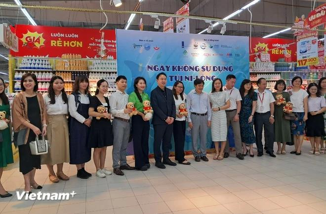Des représentants d'agences, d'organisations, de supermarchés et de détaillants à la cérémonie de lancement de la Journée sans sacs plastiques au Vietnam en 2024, le 3 juillet au Big C Thang Long. Photo : VietnamPlus nhua 1.webp