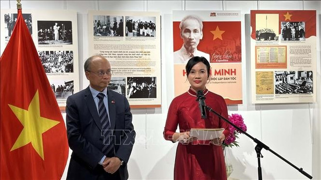 Le Thi Phuong, directrice de l'espace dédié au Président Hô Chi Minh au sein du Palais présidentiel, s'exprime à l'exposition. Photo: VNA expo 1.jpg