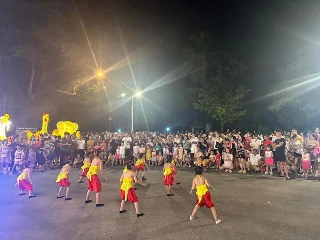 Une performance artistique pour les touristes visitant l'ancien village de Duong Lam. (Photo : VietnamPlus) lang-co-duong-lam-5129.jpg.webp