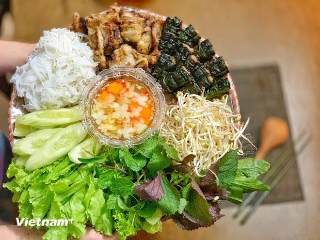 Bun cha (vermicelles de riz au porc grillé et aux herbes fraîches), un plat typique de Hanoï. (Photo : VietnamPlus) buncha-7367.jpg.webp