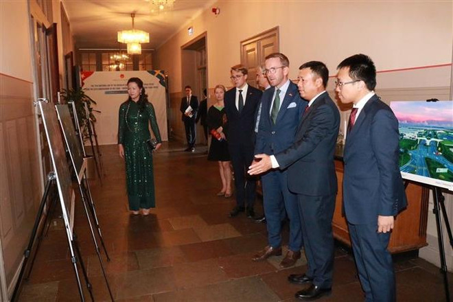 Lors de la célébration de la Fête nationale du Vietnam en Suède. Photo : VNA vna_potal_dien_dan_doanh_nghiep_viet_nam_–_thuy_dien_2024_hop_tac_vi_mot_tuong_lai_phat_trien_ben_vung_072551377_7577864.jpg