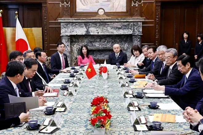 Le président de l'Assemblée nationale du Vietnam, Tran Thanh Man, et le président de la Chambre des conseillers du Japon, Sekiguchi Masakazu, signent l'accord de coopération entre les deux organes. Photo: VNA nhat.webp